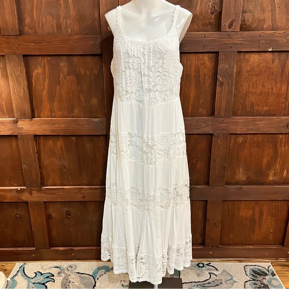 Robbie Bee Dresses & Skirts - Robbie Bee White Floral Lace Maxi Dress